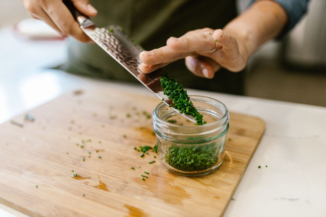 Compare Chives and Garlic Scapes for Low FODMAP Flavor: The Practical Culinary Guide
